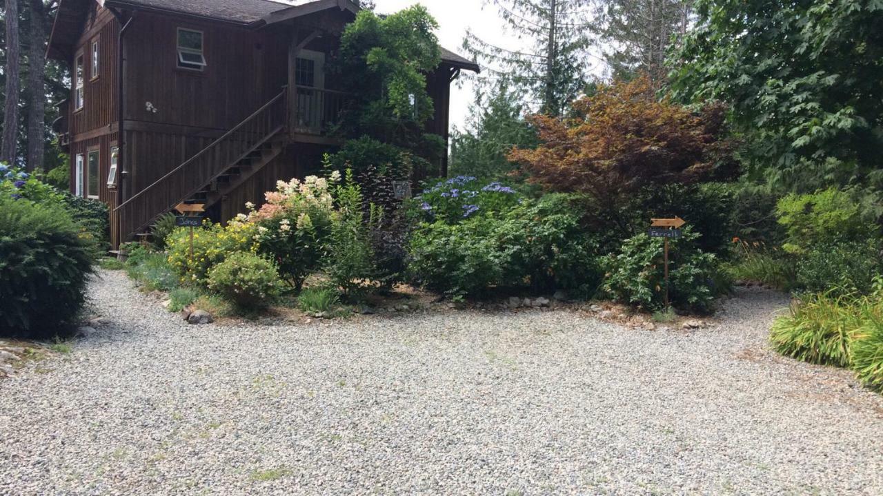 Secret Cove Cottage Suites Halfmoon Bay Exterior photo